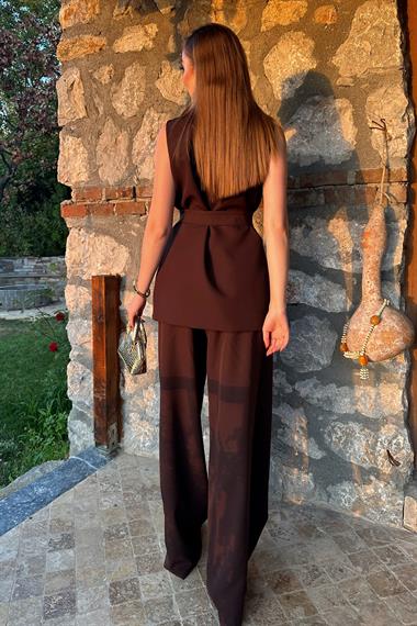 Kahverengi Kemer Detaylı Yelek Pantolon Takım