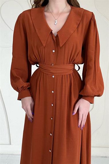 Kiremit Düğmeli ve Kuşaklı Elbise