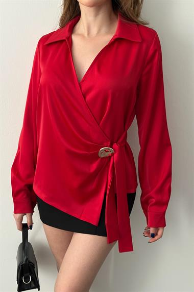 Kırmızı Gold Aksesuar Detaylı Saten Bluz