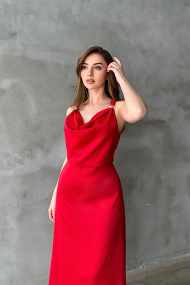 Kırmızı Saten Degaje Yaka Omuzlar Tokalı Elbise