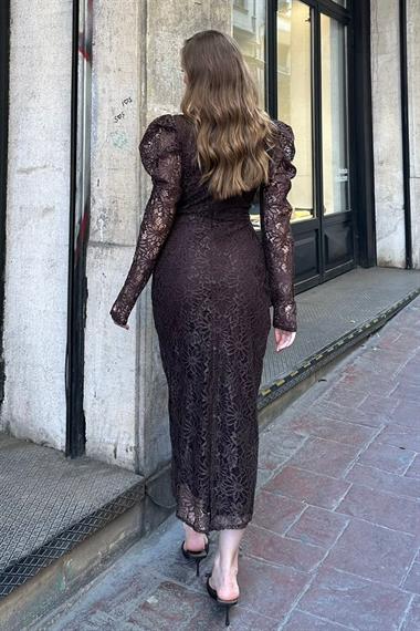 Kahverengi Kol Detaylı Yarım Boğazlı Dantel Elbise