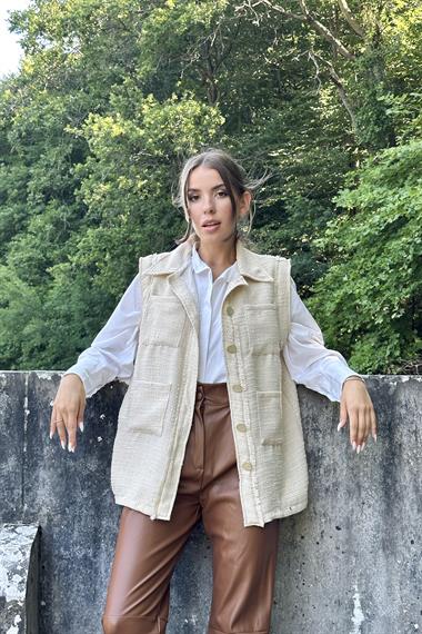 Bej Cepli ve Düğmeli Yelek