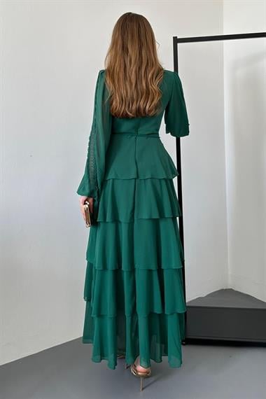 Zümrüt Kolu Dantel Detaylı Astarlı Kat Kat Şifon Elbise