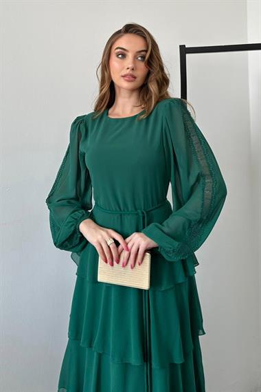 Zümrüt Kolu Dantel Detaylı Astarlı Kat Kat Şifon Elbise
