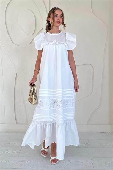 Beyaz Omuzu Fırfır Detaylı ve Büzgülü Elbise