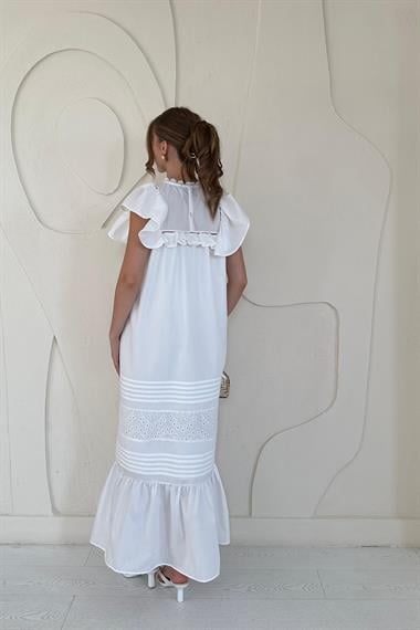 Beyaz Omuzu Fırfır Detaylı ve Büzgülü Elbise