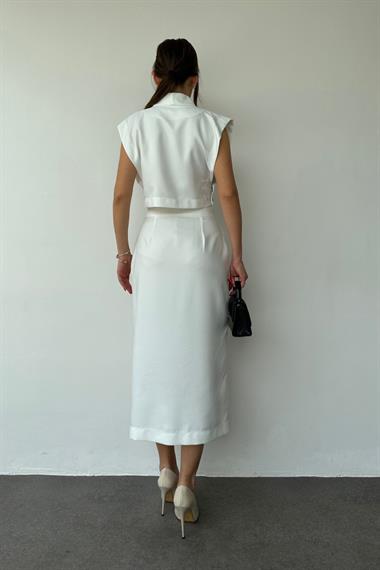 Beyaz Ön ve Yanları Düğmeli Yelek ve Etek Takım