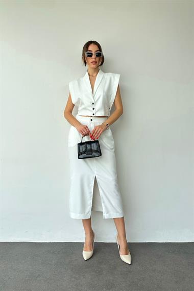 Beyaz Ön ve Yanları Düğmeli Yelek ve Etek Takım