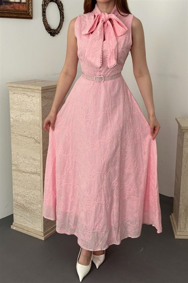 Pembe Brodeli Boynundan Bağlamalı Elbise