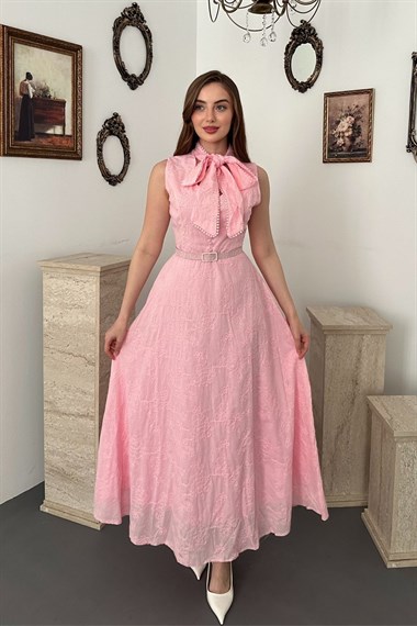 Pembe Brodeli Boynundan Bağlamalı Elbise