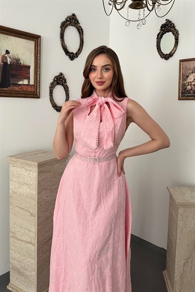 Pembe Brodeli Boynundan Bağlamalı Elbise