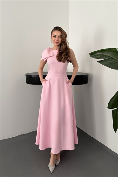 Pembe OMUZ FİYONKLU ELBİSE