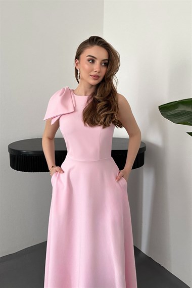 Pembe OMUZ FİYONKLU ELBİSE