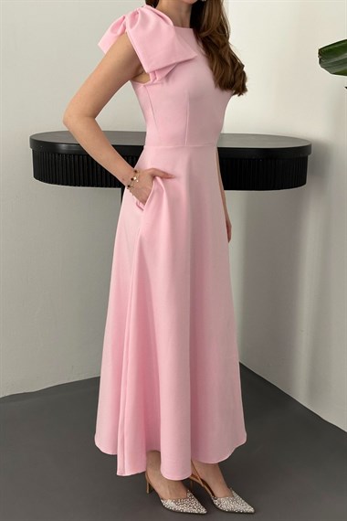 Pembe OMUZ FİYONKLU ELBİSE