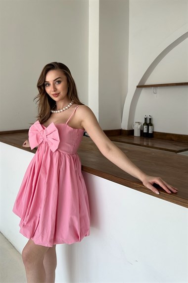 Pembe Önü Fiyonklu Askılı Elbise