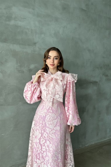 Pembe Yakası Fular Detaylı Elbise