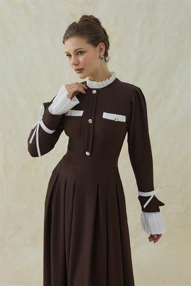 Kahverengi Pilise Detaylı Siyah Elbise