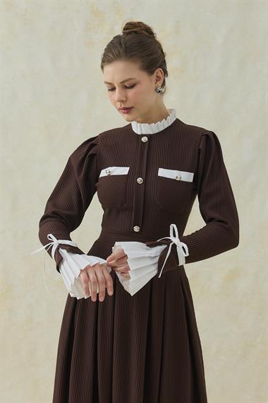 Kahverengi Pilise Detaylı Siyah Elbise