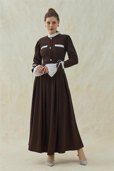 Kahverengi Pilise Detaylı Siyah Elbise