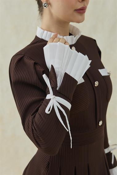 Kahverengi Pilise Detaylı Siyah Elbise