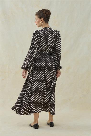 Kahverengi Puantiye Detaylı Kemerli Elbise