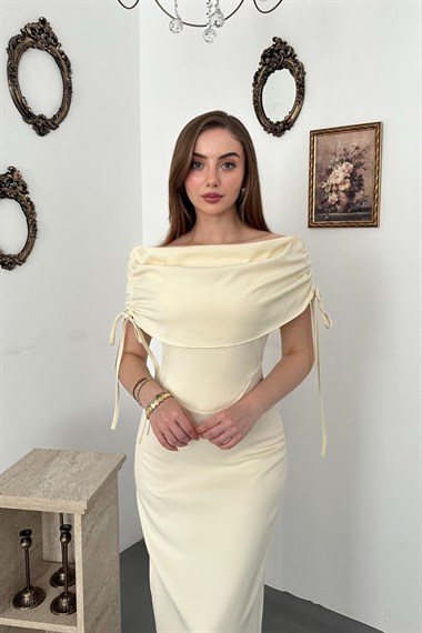 Sarı Kuşaklı Fırfırlı Uzun Elbise