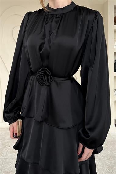 Siyah Saten Gül Detaylı Kat Kat Elbise