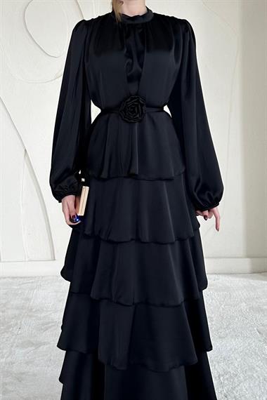 Siyah Saten Gül Detaylı Kat Kat Elbise