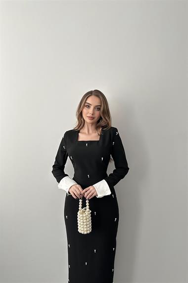 Siyah Beyaz Manşet Detaylı İncili Elbise