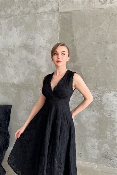 Siyah Brodeli Elbise