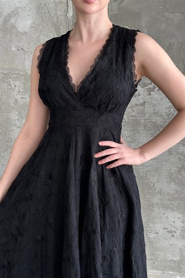 Siyah Brodeli Elbise