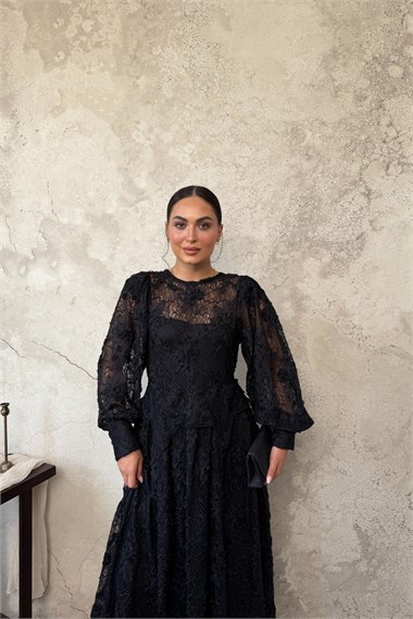 Siyah Dantelli Büzgülü Elbise