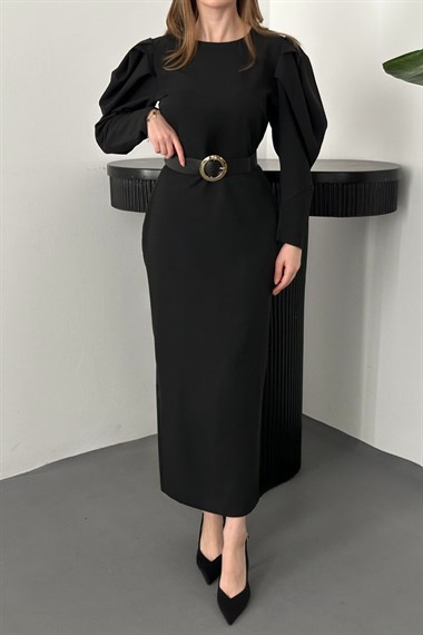 Siyah Kol Tepesi Pileli Kemerli Elbise