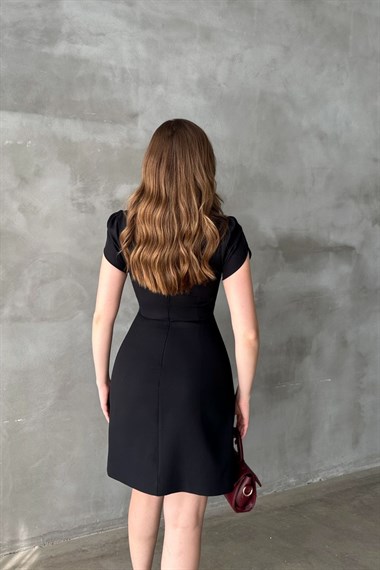 Siyah Önü Düğmeli Elbise