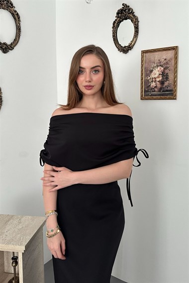 Siyah Kuşaklı Fırfırlı Uzun Elbise