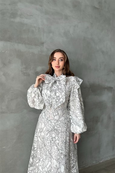 Siyah Yakası Fular Detaylı Elbise