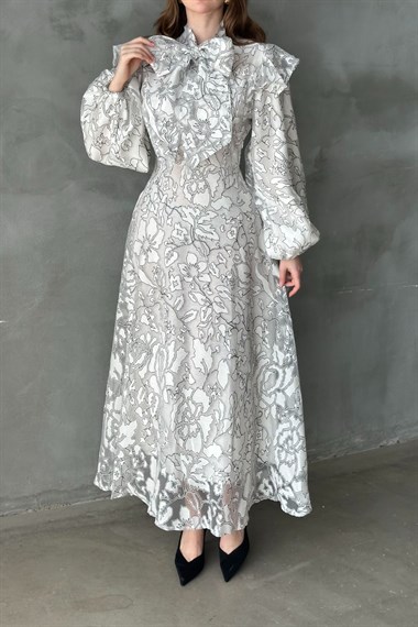 Siyah Yakası Fular Detaylı Elbise