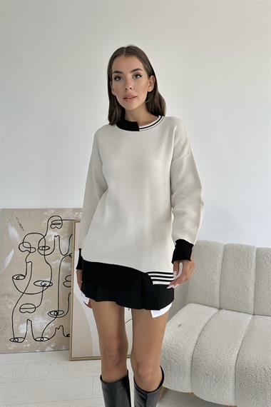 Siyah Yaka ve Manşet Garnili Triko Kazak