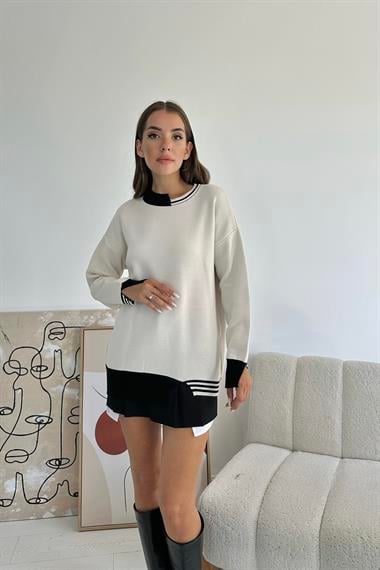 Siyah Yaka ve Manşet Garnili Triko Kazak