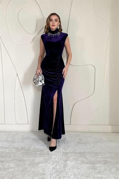 Yakası Taşlı Büzgülü Elbise