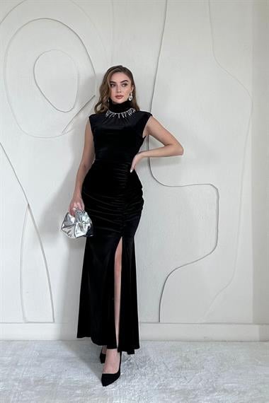 Yakası Taşlı Büzgülü Elbise