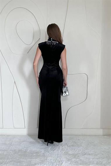 Yakası Taşlı Büzgülü Elbise