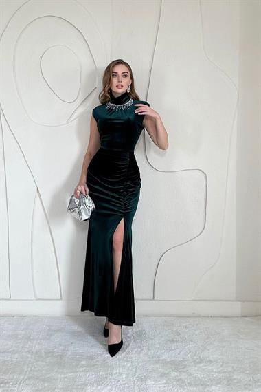 Yakası Taşlı Büzgülü Elbise