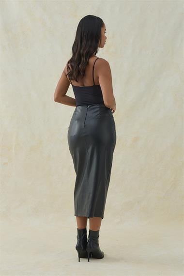 Yırtmaç Detaylı Suni Deri Etek