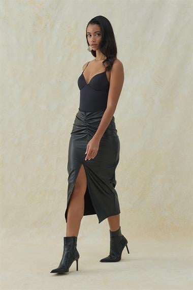 Yırtmaç Detaylı Suni Deri Etek