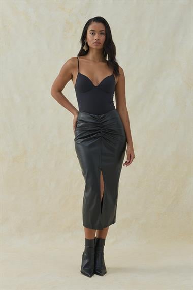 Yırtmaç Detaylı Suni Deri Etek