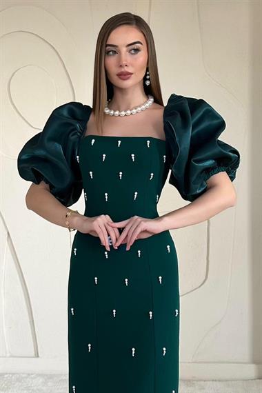Zümrüt Kolu Garnili İşleme Detaylı Elbise