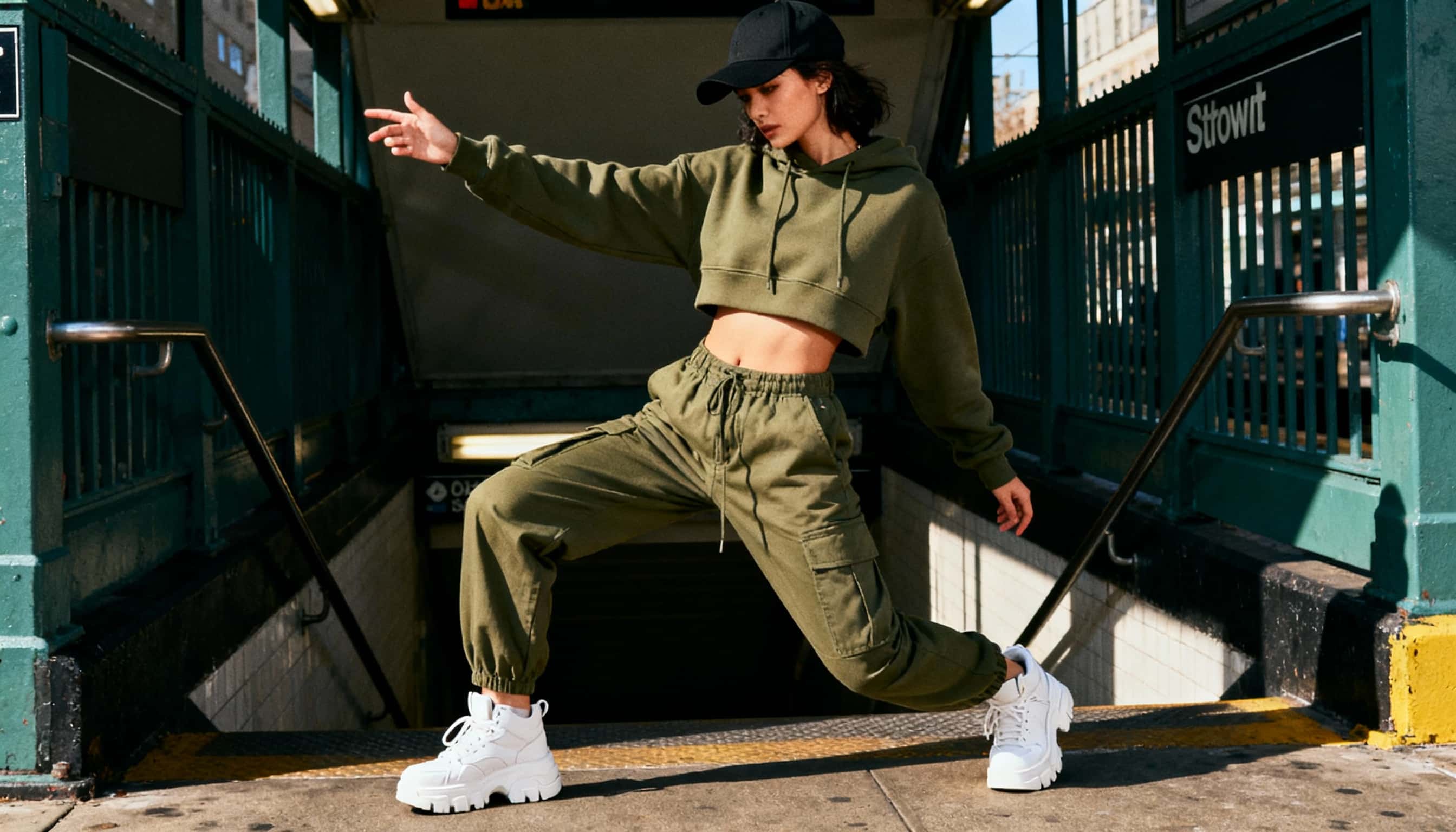 Kargo Pantolon ve Oversize Tişört Kombinleri