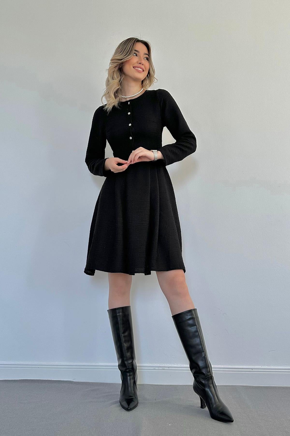 Broş Detaylı Katlı Elbise  - Siyah