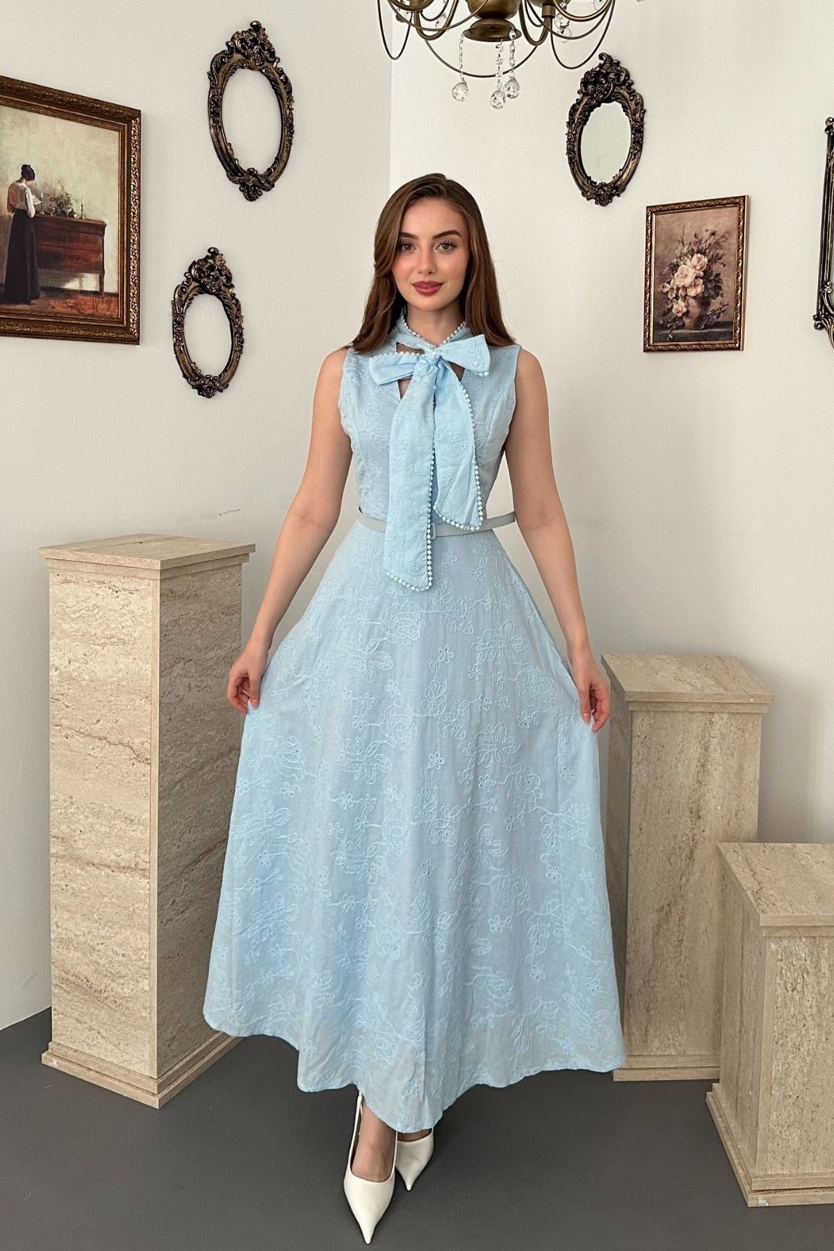 Mavi Brodeli Boynundan Bağlamalı Elbise